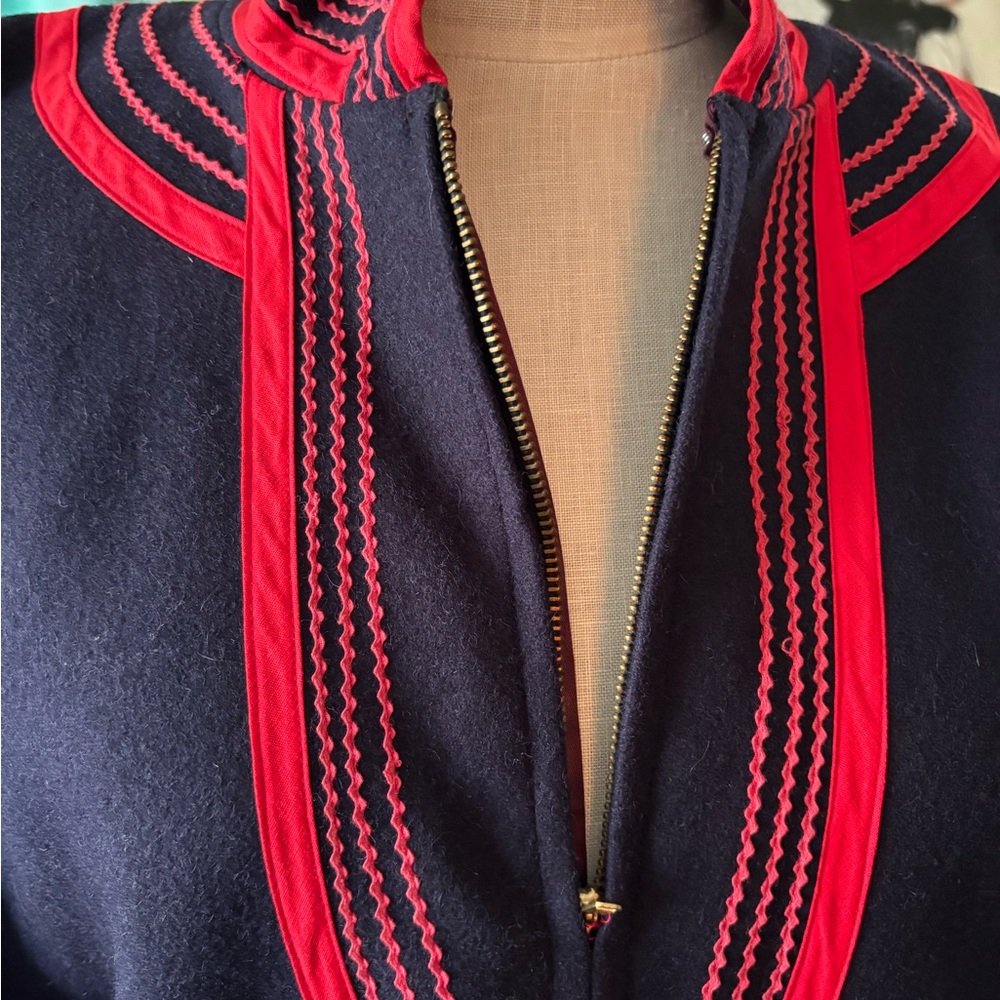 Vintage Cape - Picture 8 of 11
